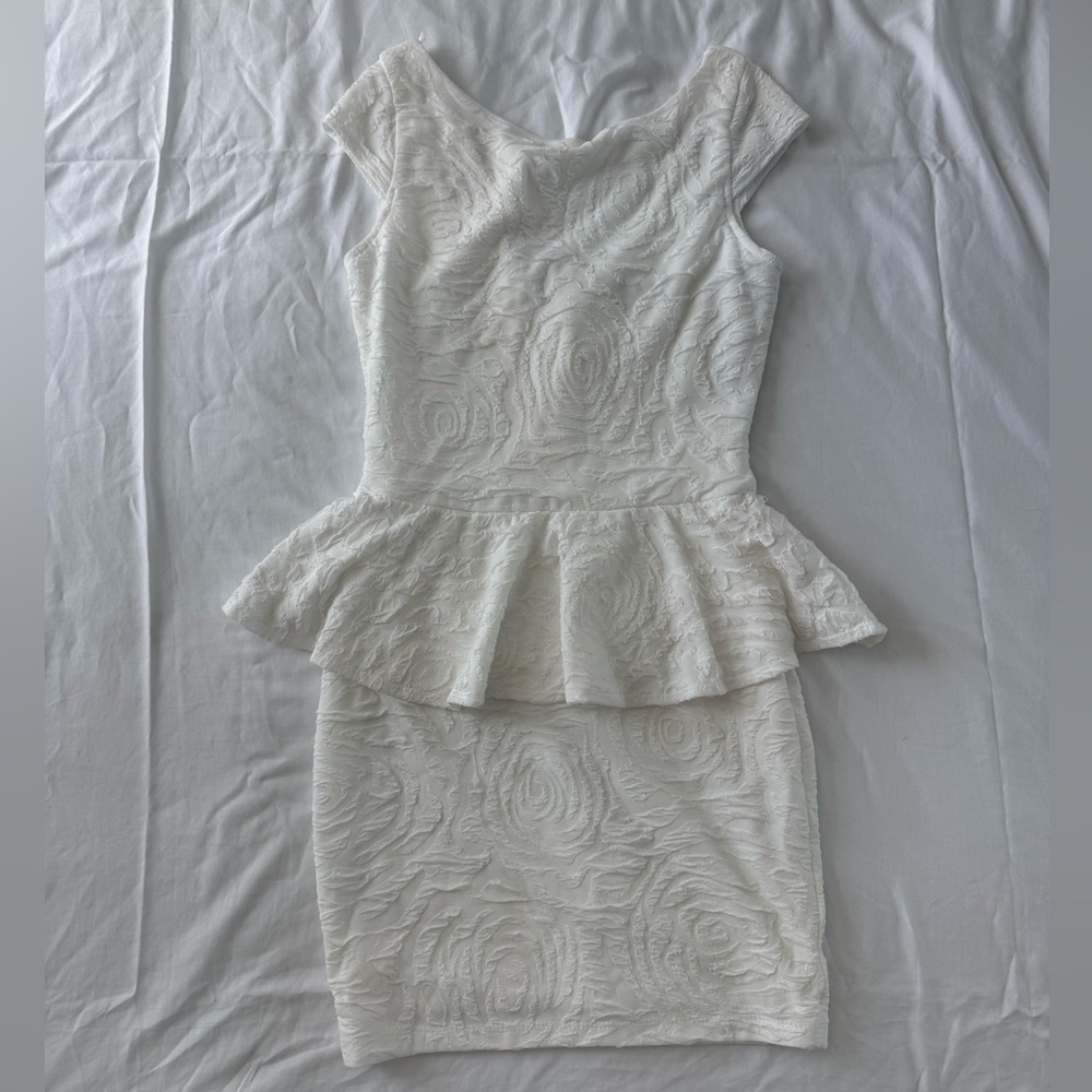 Arden B White Textured Peplum Cocktail Dress – Elegant & Feminine